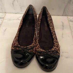 Like new Aerosoles leopard flats